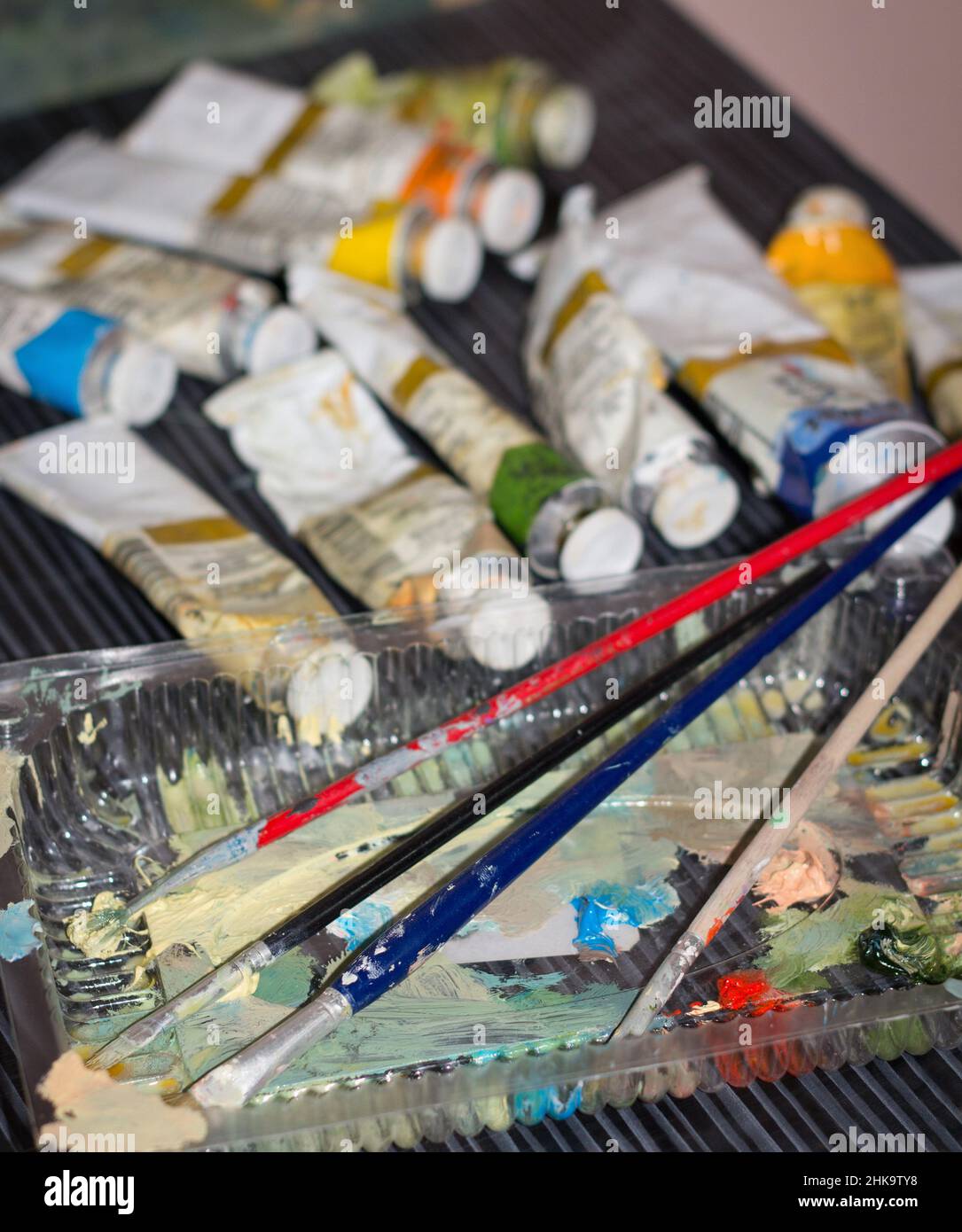 Pitture e pennelli di artista in un laboratorio d'arte Foto Stock