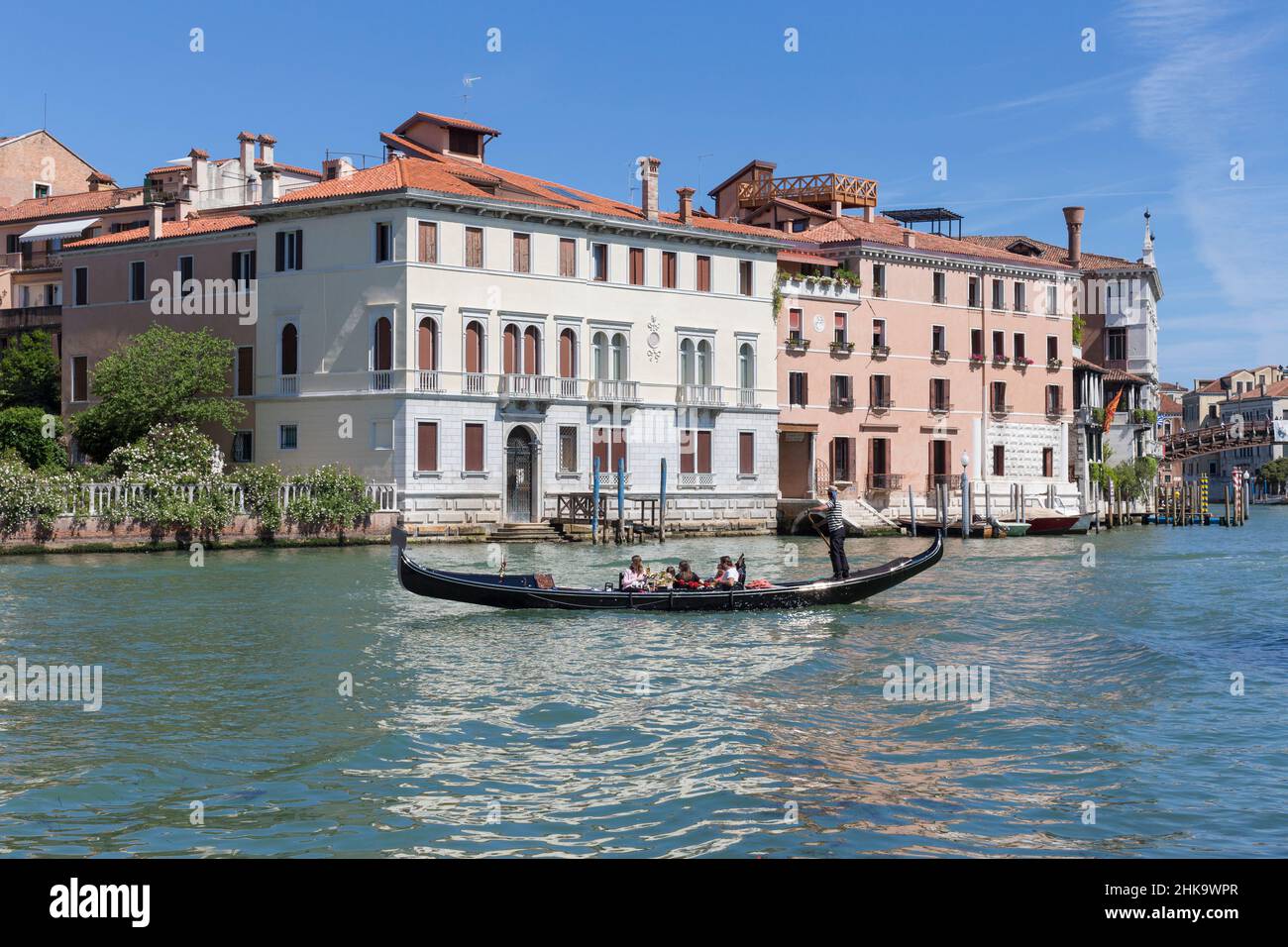 Gondola con turisti sul canale grande, Venezia, Italia Foto Stock