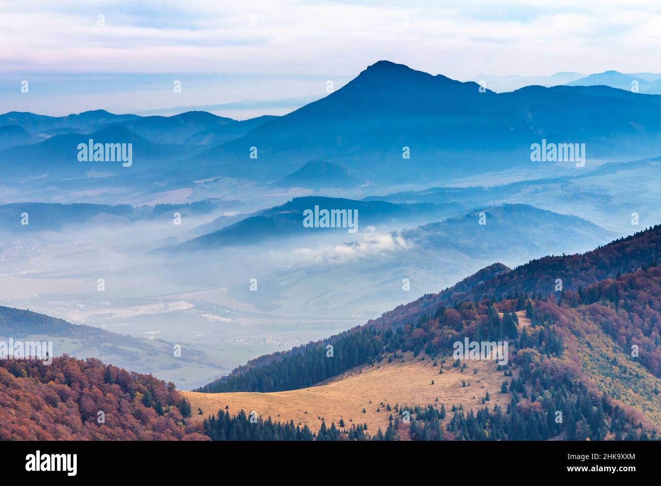 Paese montuoso con valli nel nord della Slovacchia, Europa. Foto Stock