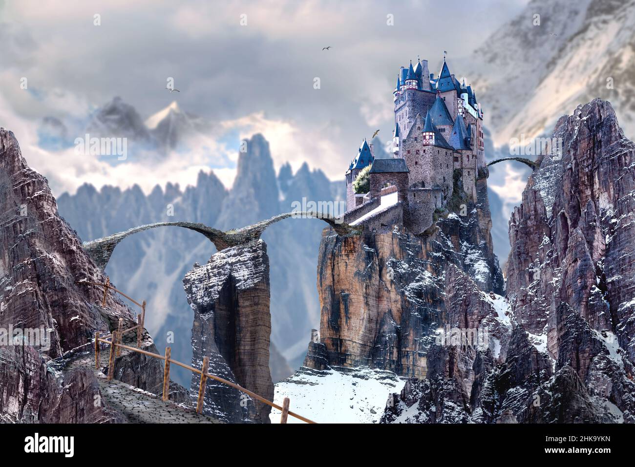 Il mistico paesaggio montano con un castello sulla roccia Foto Stock