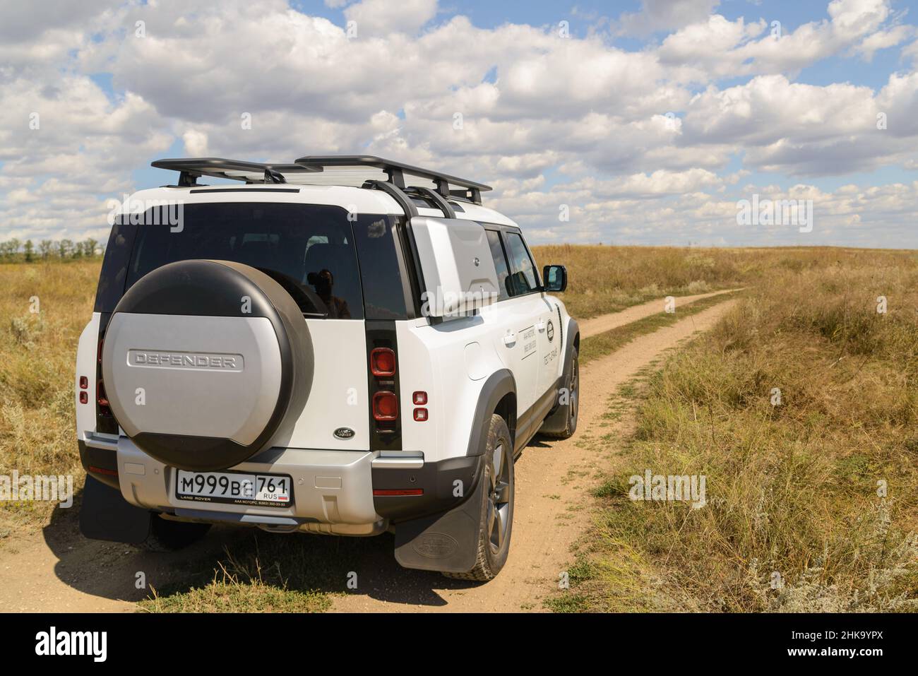 Russia, Rostovskaya oblast, 2021 giugno 09: Nuova vettura SUV moderna Land Rover Defender, prova su strada in un campo. Fuoristrada 4x4 guida in natura. Foto Stock