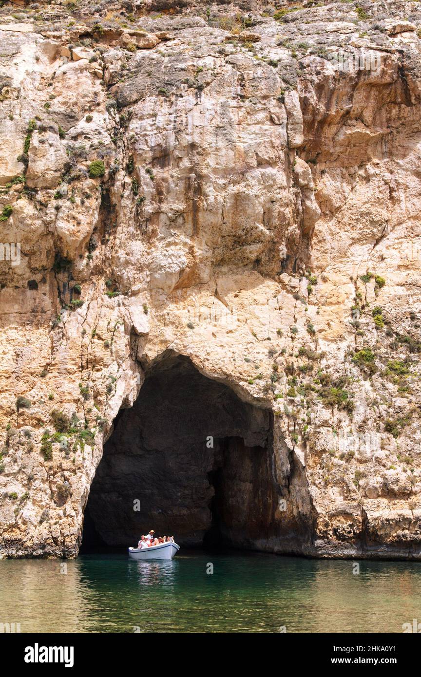 Attraversa la grotta marina sull'isola di Gozo vicino a Malta. Foto Stock