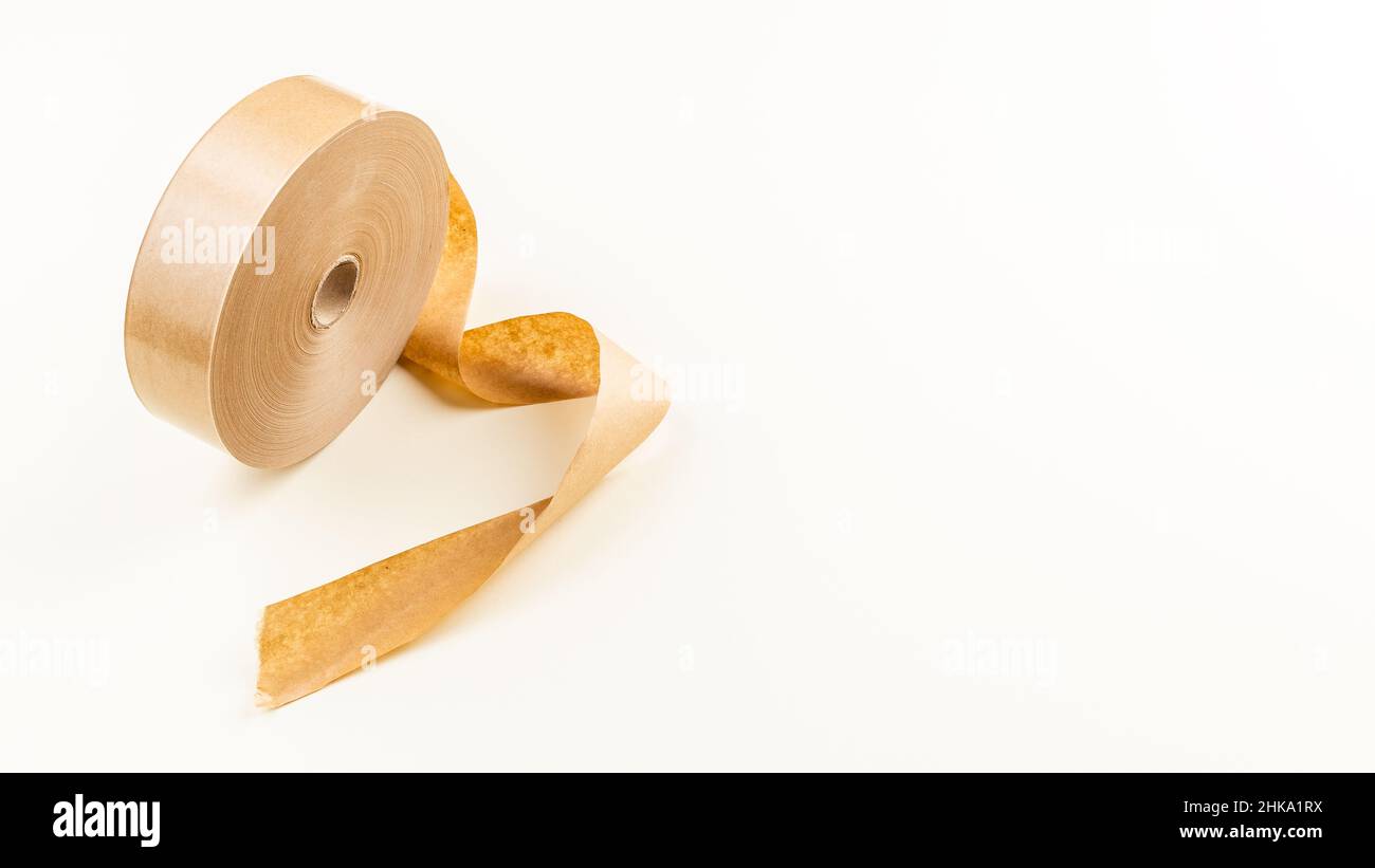 Rotolo di nastro adesivo di carta biodegradabile per l'imballaggio del servizio di consegna Foto Stock