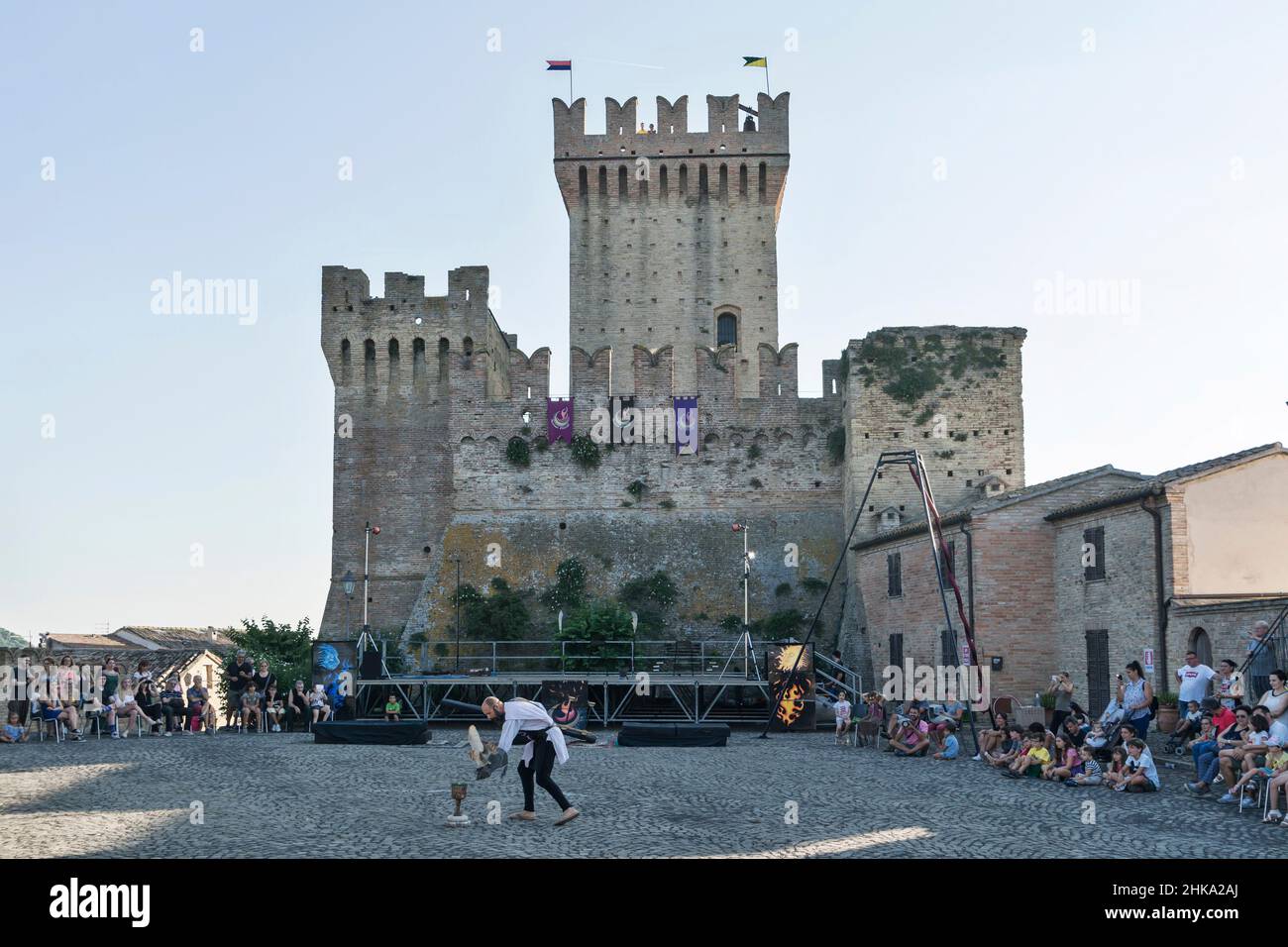 Feste medievali, Città Vecchia, Castello, spettacolo di falconeria, Offagna, Marche, Italia, Europa Foto Stock