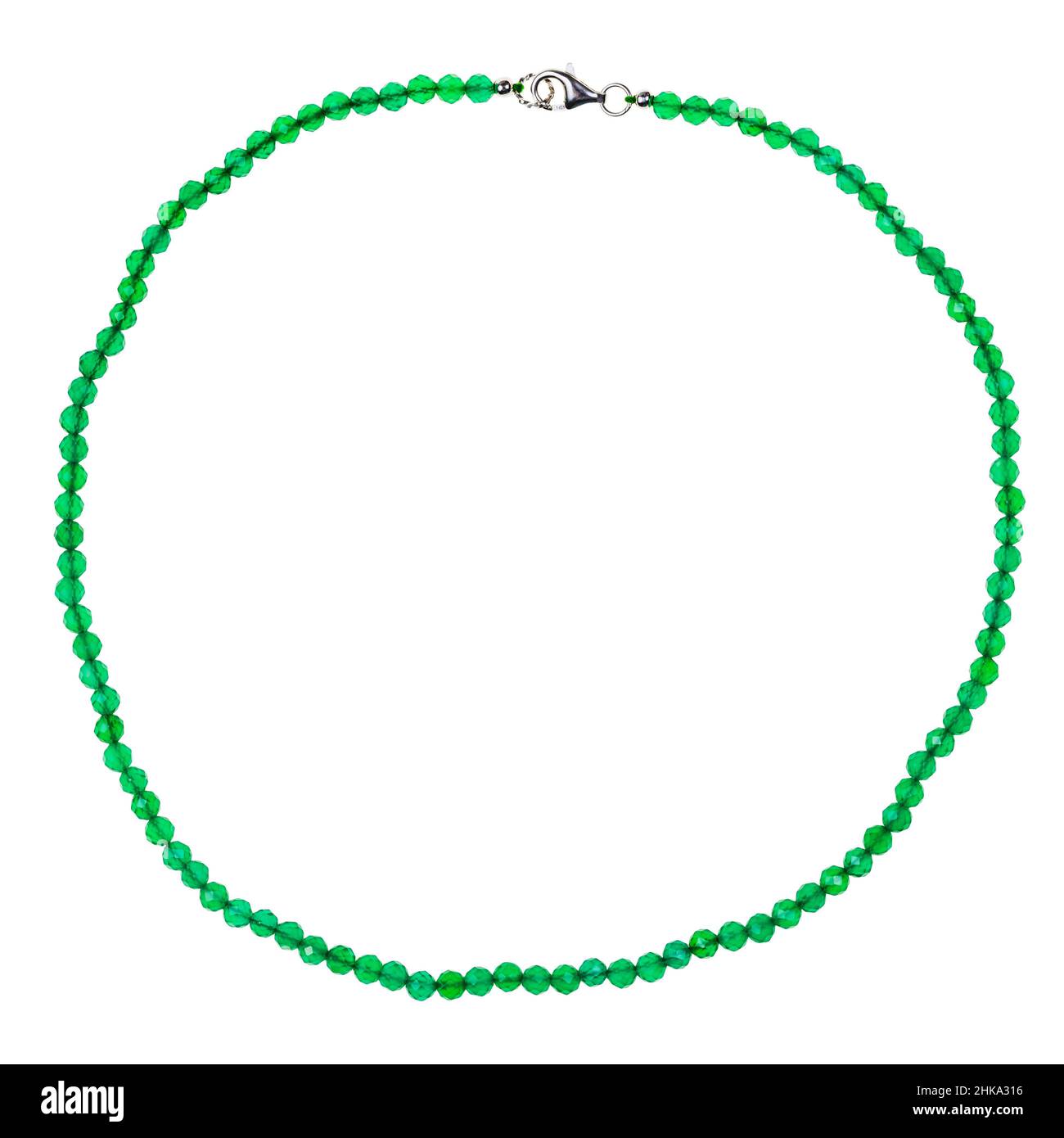 vista dall'alto della collana lavorata a mano con perline di agata color verde smeraldo isolate su un bianco dietro l'angolo Foto Stock