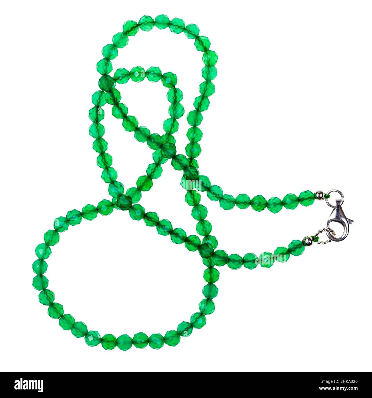 collana artigianale aggrovigliata con perline di agata color verde smeraldo isolate su sfondo bianco Foto Stock