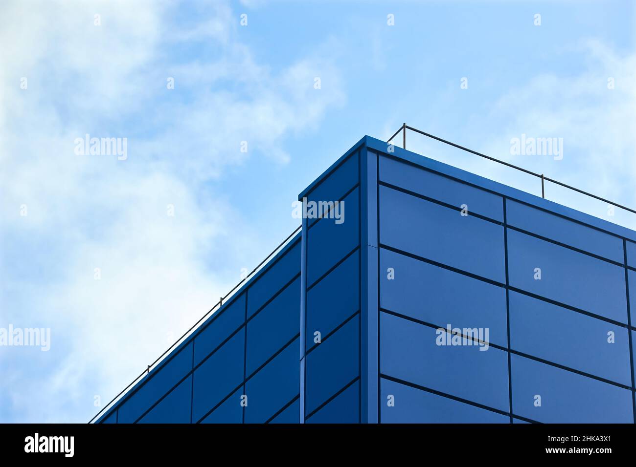 Pannelli compositi in alluminio per la riparazione della facciata di edifici commerciali ad angolo blu con sistema di protezione dai fulmini per esterni largo Foto Stock