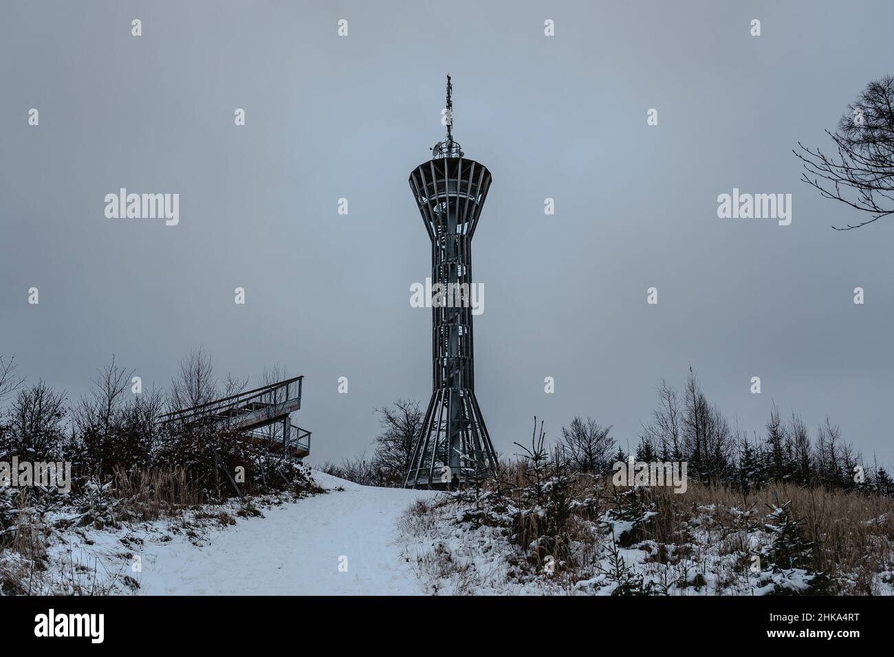 Unica torre panoramica moderna chiamata Spulka nella Boemia centrale, Repubblica Ceca. Piattaforma panoramica, percorso didattico, torre di legno con scala a chiocciola. Foto Stock