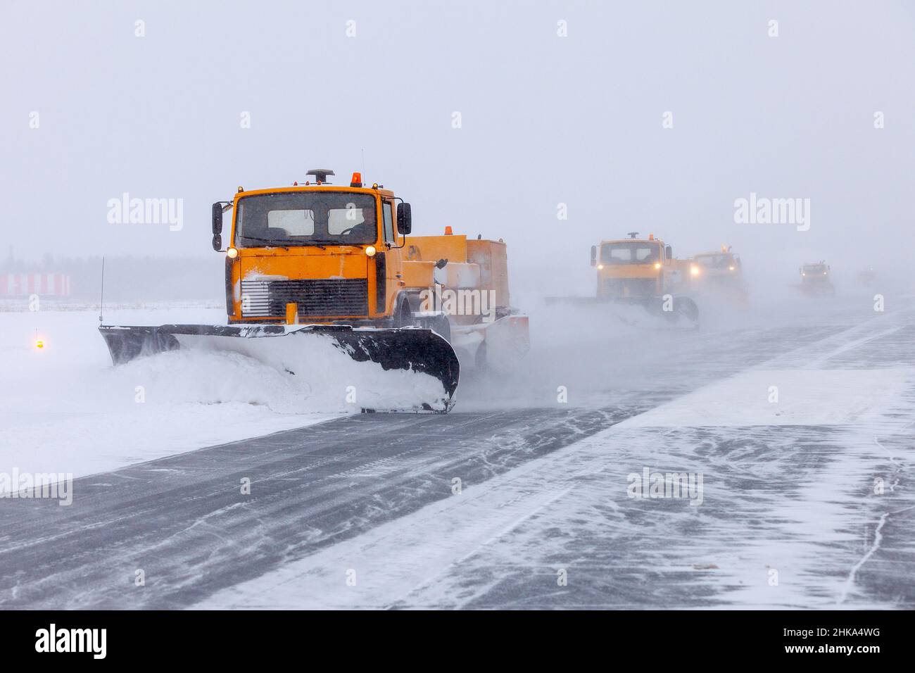 L'aratro da neve pulisce la pista dopo una forte tempesta di neve. Foto Stock L'aratro da neve pulisce la pista dopo una forte tempesta di neve. Foto Stock