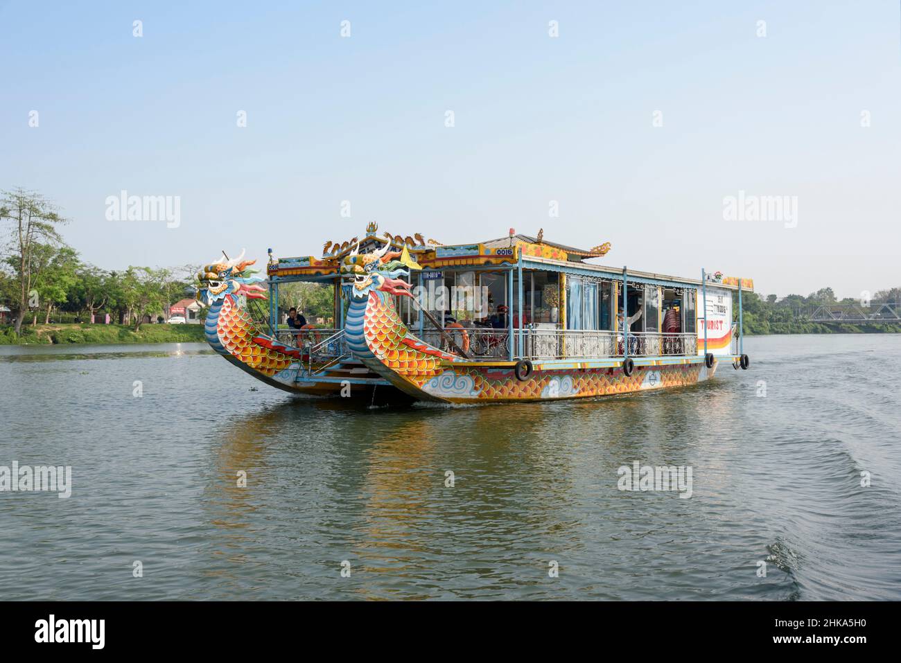 Drago turistico dipinto di colore sul fiume Perfume (Song Huong / Huong Giang fiume) in Hue, provincia di Thua Thien Hue, Vietnam centrale Foto Stock