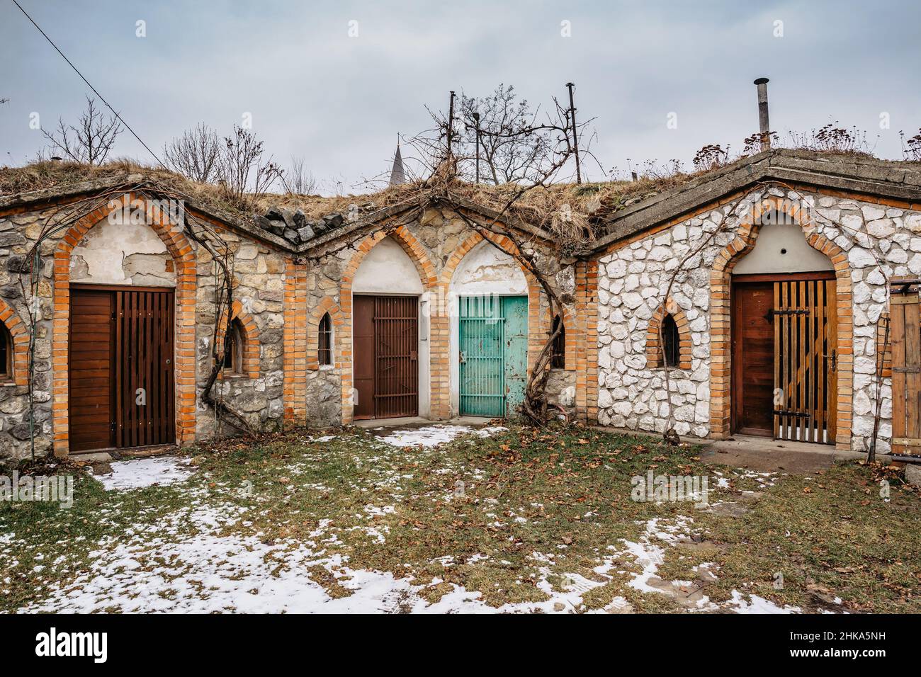 Vrbice, villaggio del vino in Moravia, Repubblica Ceca, con cantina vicolo.pietra edifici con sale stampa e cantina a volta lunga.piccole case di vino Foto Stock