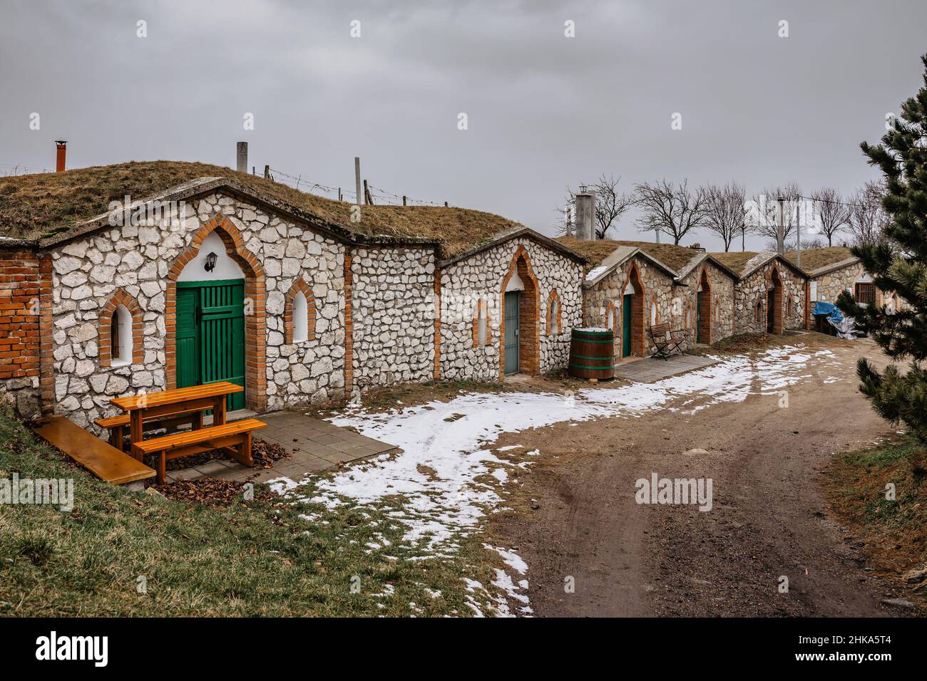 Vrbice, villaggio del vino in Moravia, Repubblica Ceca, con cantina vicolo.pietra edifici con sale stampa e cantina a volta lunga.piccole case di vino Foto Stock