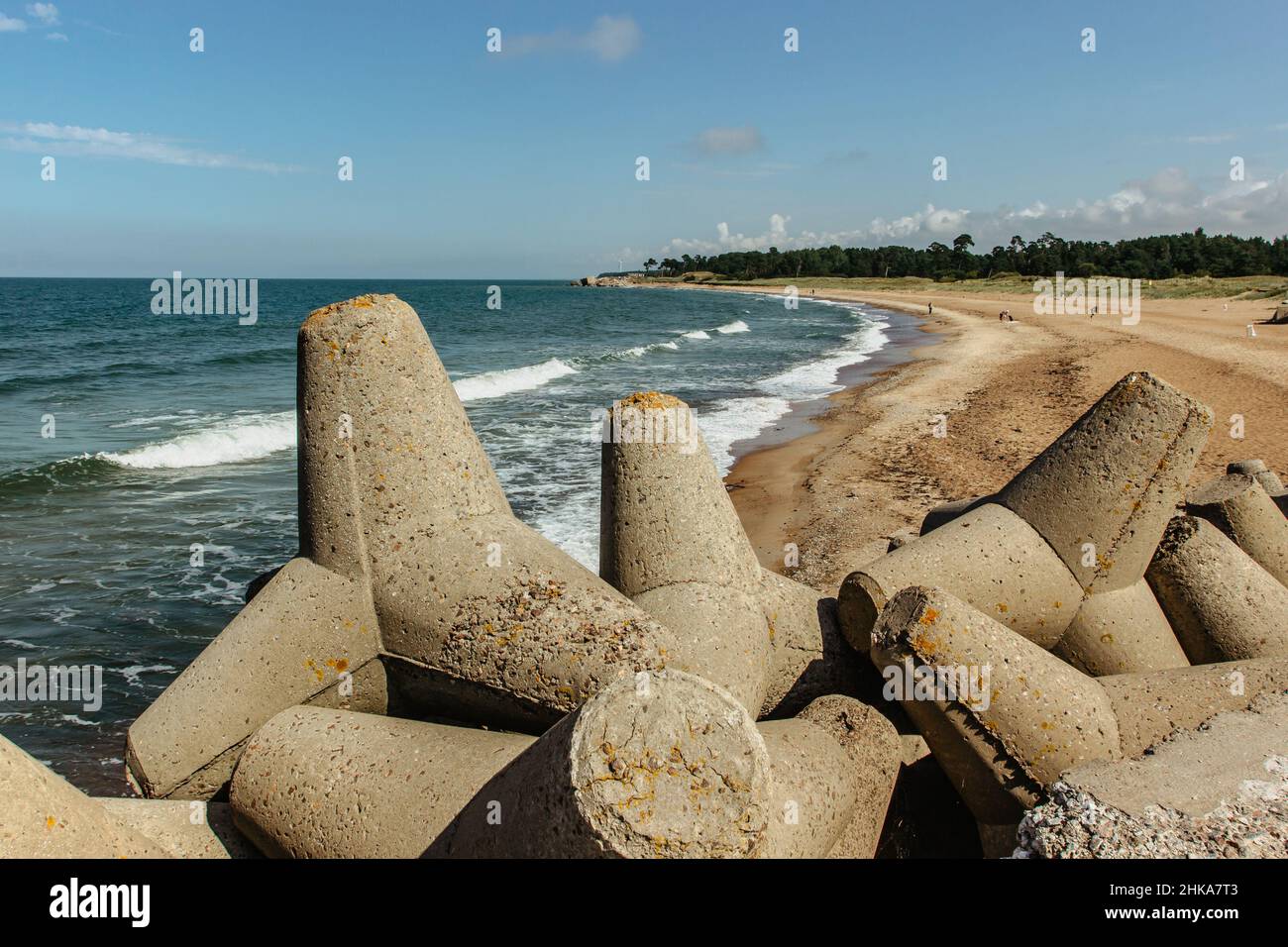 Northern Breakwater costruito come parte cruciale della fortezza di Liepaja e del porto militare, Latvia. Luogo preferito per guardare il tramonto e la pesca nel Mar Baltico. Sandy Foto Stock