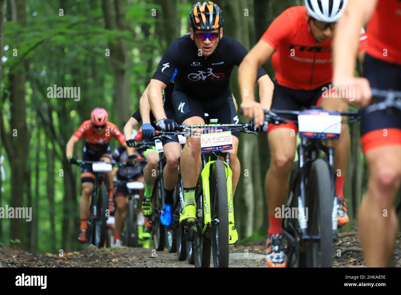 7R CST MTB Gdynia Marathon, Gdynia, Polonia - 20 Sep 2020: Campionato polacco XCM. I concorrenti che corrono lungo le strade forestali del Tricity Landsc Foto Stock