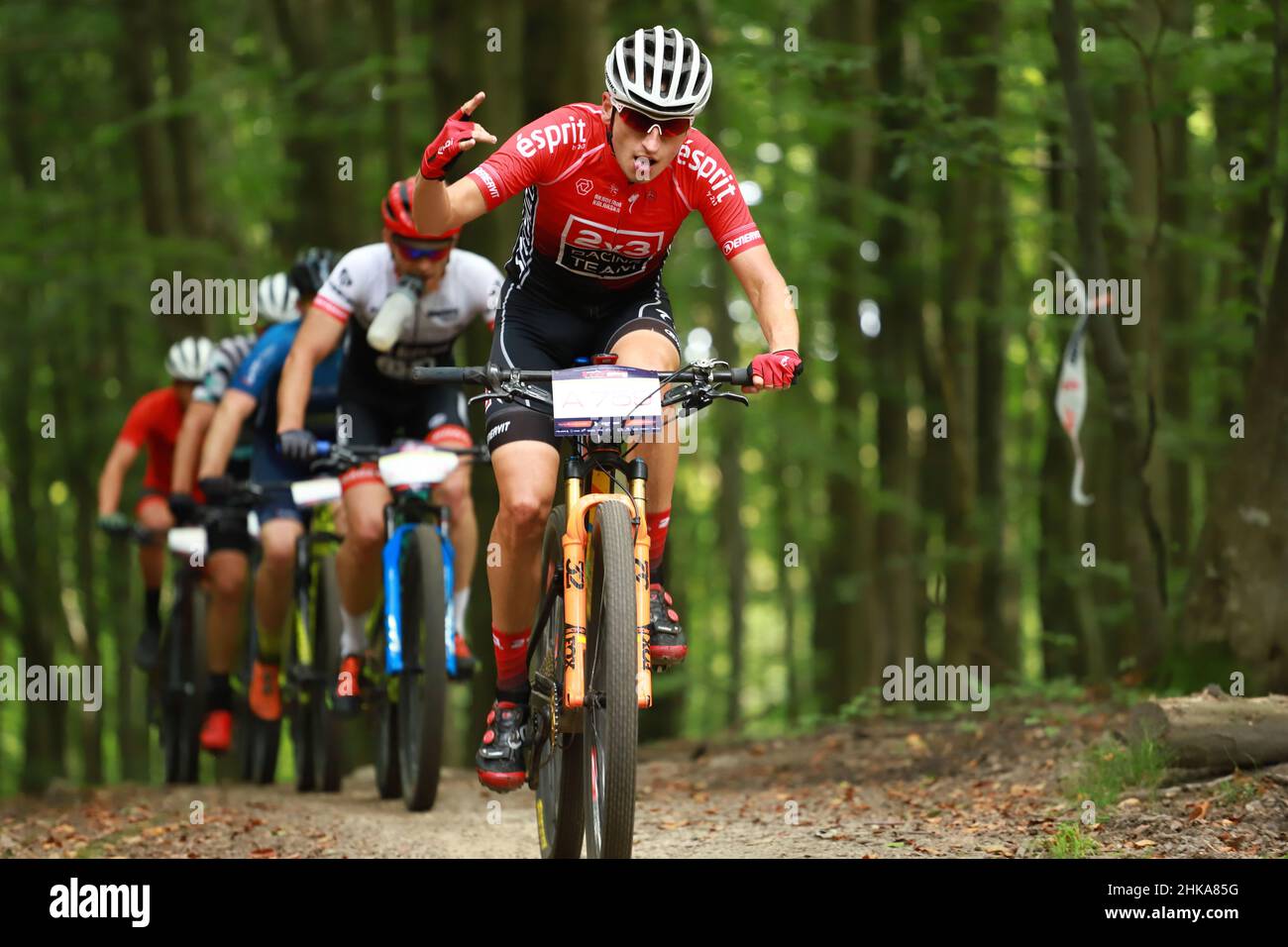 7R CST MTB Gdynia Marathon, Gdynia, Polonia - 20 Sep 2020: Campionato polacco XCM. I concorrenti che corrono lungo le strade forestali del Tricity Landsc Foto Stock