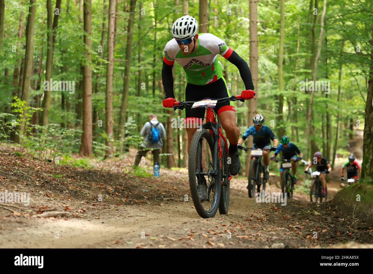7R CST MTB Gdynia Marathon, Gdynia, Polonia - 20 Sep 2020: Campionato polacco XCM. I concorrenti che corrono lungo le strade forestali del Tricity Landsc Foto Stock