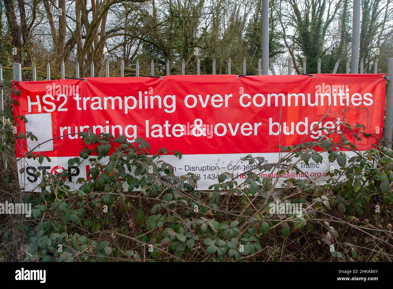 Harefield, Uxbridge, Regno Unito. 2nd Febbraio, 2022. Un banner Stop HS2 HS2 calpestando le comunità, correndo in ritardo e oltre il budget banner. Gli abitanti del luogo e gli ambientalisti continuano a combattere contro il HS2. Credit: Maureen McLean/Alamy Foto Stock