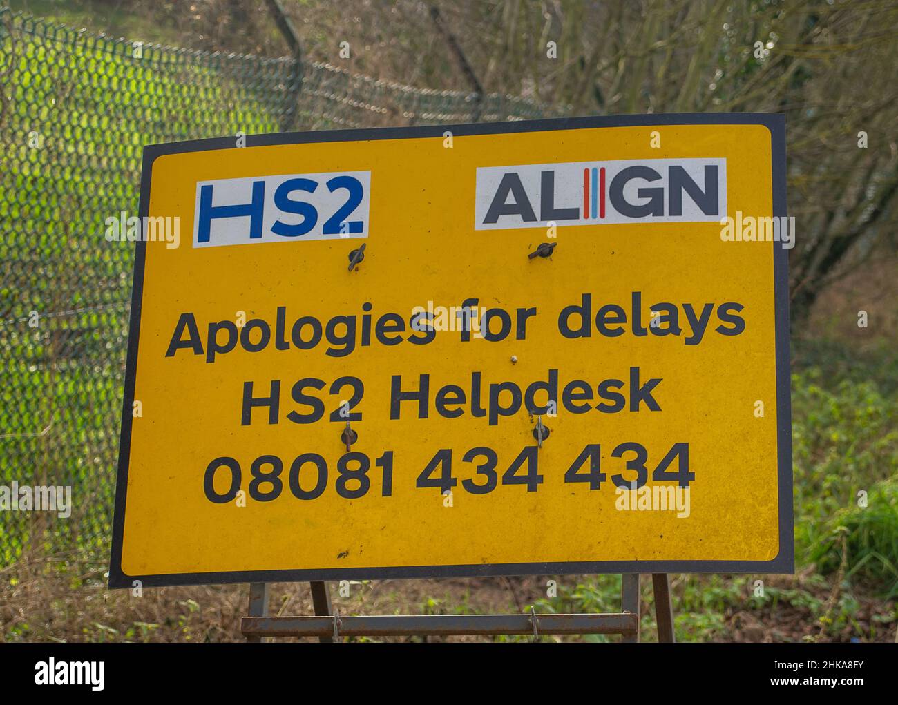 Harefield, Uxbridge, Regno Unito. 2nd Febbraio, 2022. Un cartello stradale HS2 e Allinea all'esterno di un cantiere edile HS2. HS2 proseguono i lavori di costruzione del Viadotto della Valle del Colne. Credit: Maureen McLean/Alamy Foto Stock