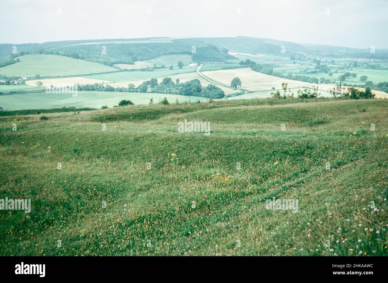 HOD Hill - età del ferro poi forte romano nel Blackmore vale, Dorset, Inghilterra. La collina fu abitata dai Durotranges nella tarda età del ferro, poi catturata dai Romani. Forte romano West gateway. Scansione di archivio da un vetrino. Novembre 1973. Foto Stock