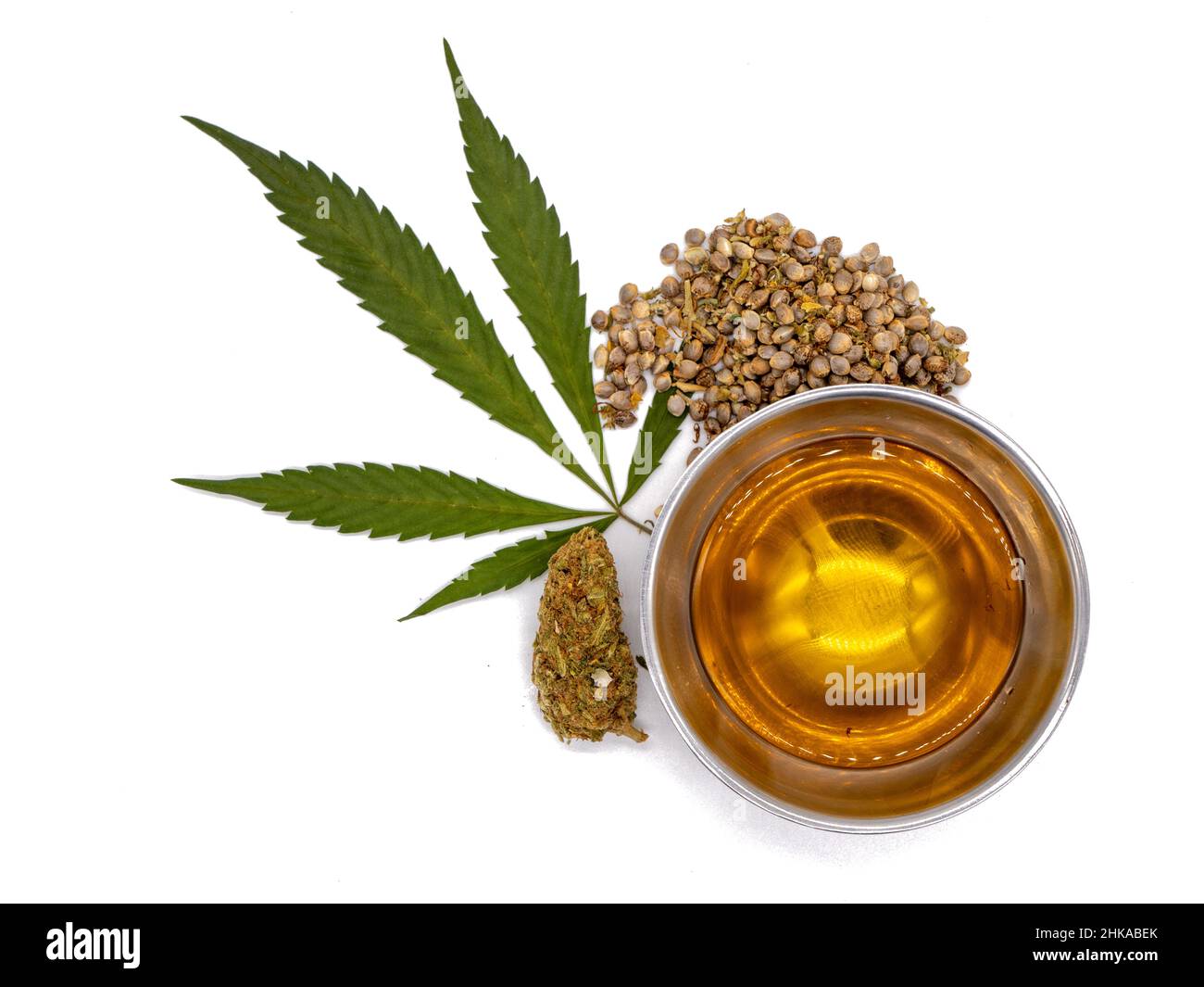 Olio CBD e foglie di cannabis isolate su sfondo bianco Foto Stock