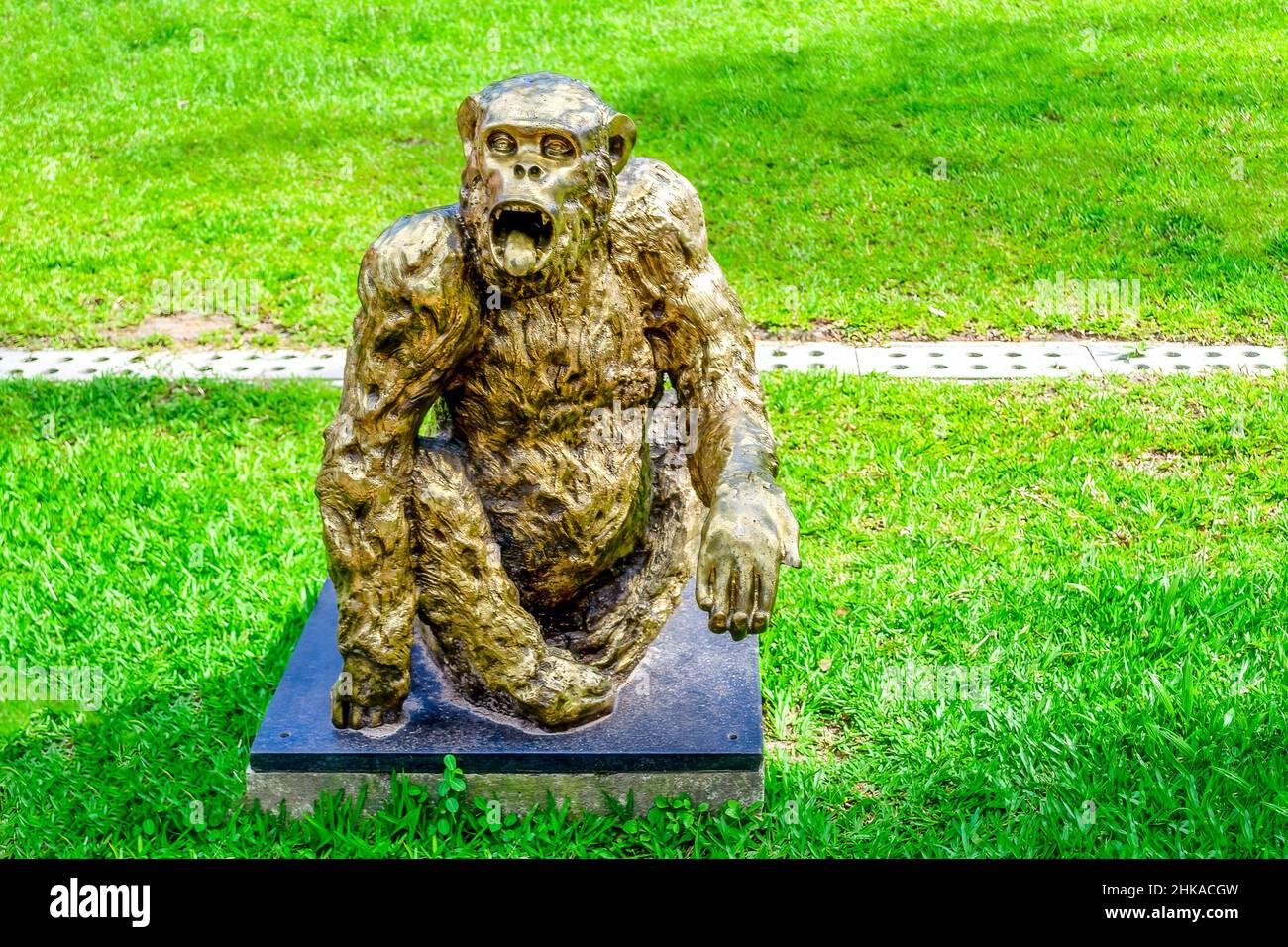 Scultura metallica di un animale primato urlante nel giardino zoologico di Quinta da Boa Vista. Il famoso parco pubblico, situato in un antico groun imperiale Foto Stock
