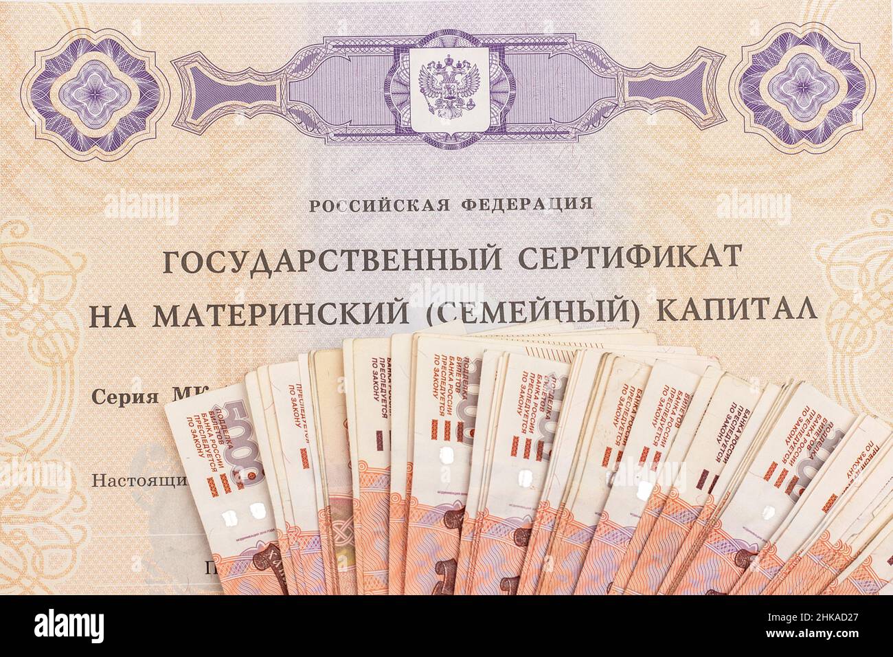 Testo Federazione Russa certificato di Stato sulla maternità capitale di famiglia e molto denaro banconote cinque millesimi. Sostegno statale alla famiglia alla nascita del seco Foto Stock