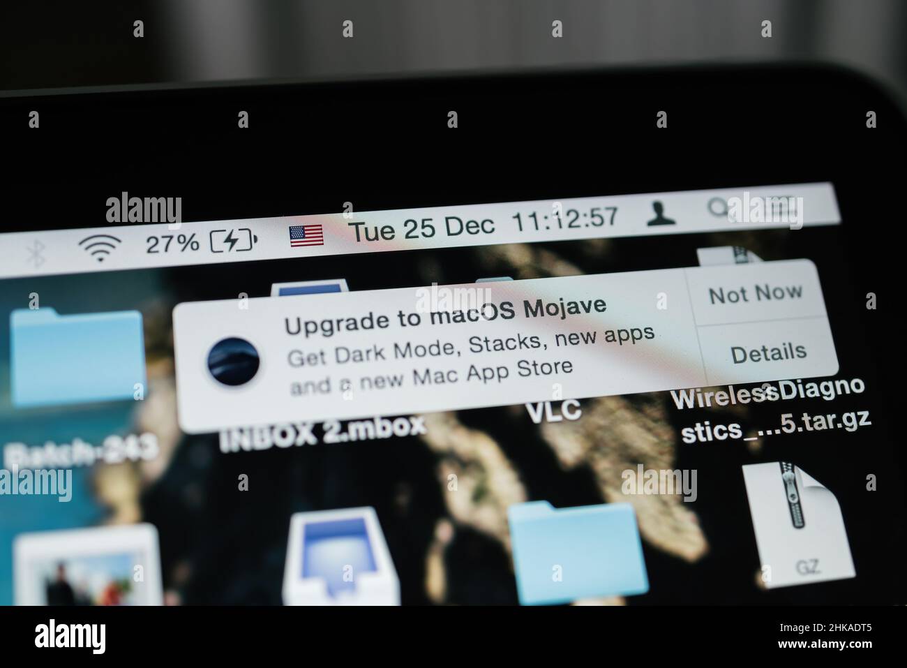 Londra, Regno Unito - 25 dicembre 2018: Primo piano dell'obiettivo tilt-shift dell'aggiornamento alla segnaletica MacOS Mojave sul laptop Apple Computers MacBook Pro Foto Stock