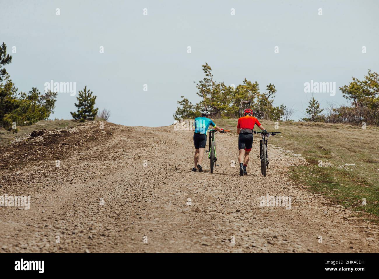 due ciclisti salgono con le loro mountain bike Foto Stock