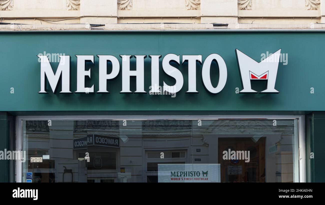 VALENCIA, SPAGNA - 02 FEBBRAIO 2022: Mephisto è una famosa città e azienda di calzature casual Foto Stock