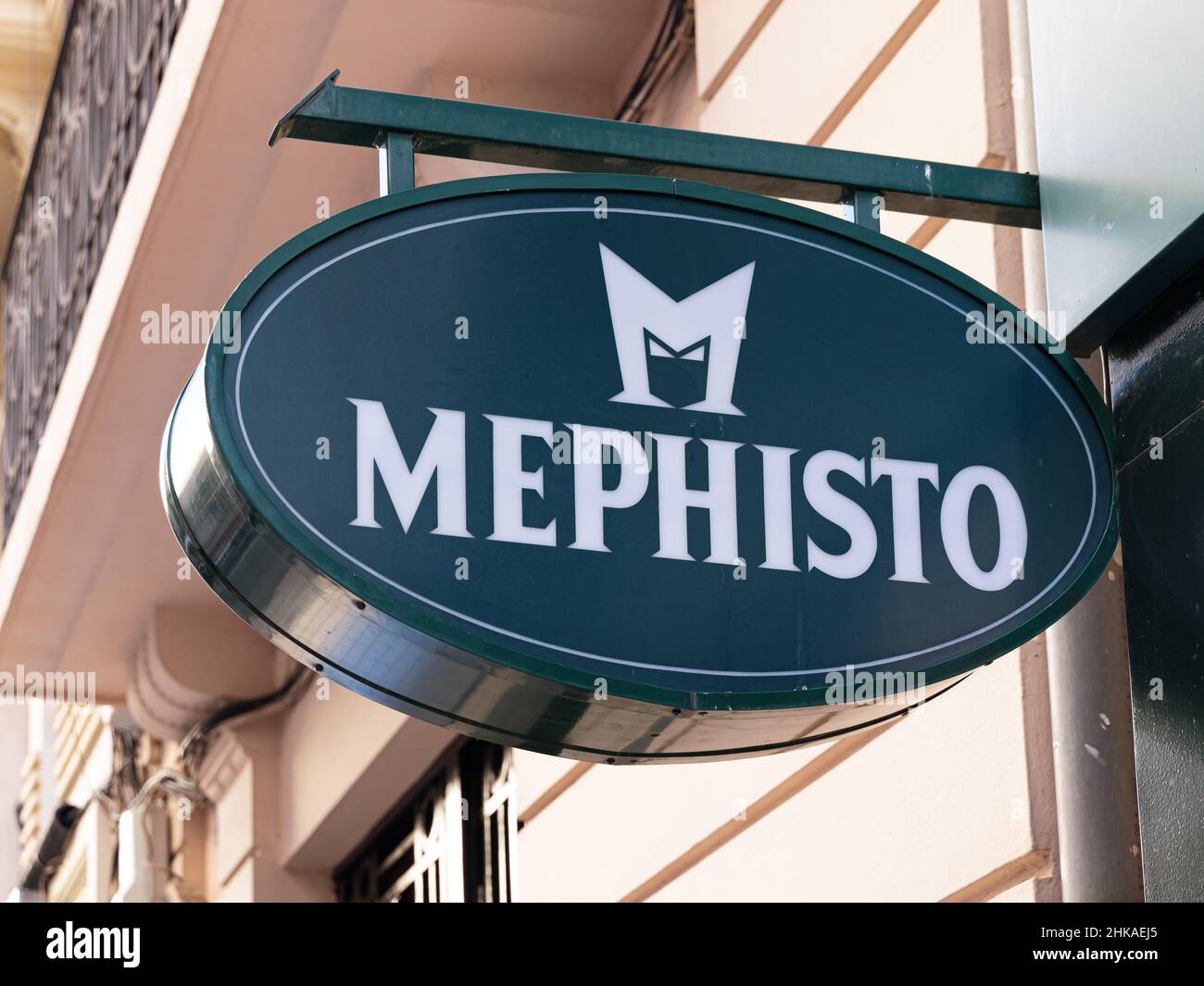 VALENCIA, SPAGNA - 02 FEBBRAIO 2022: Mephisto è una famosa città e azienda di calzature casual Foto Stock