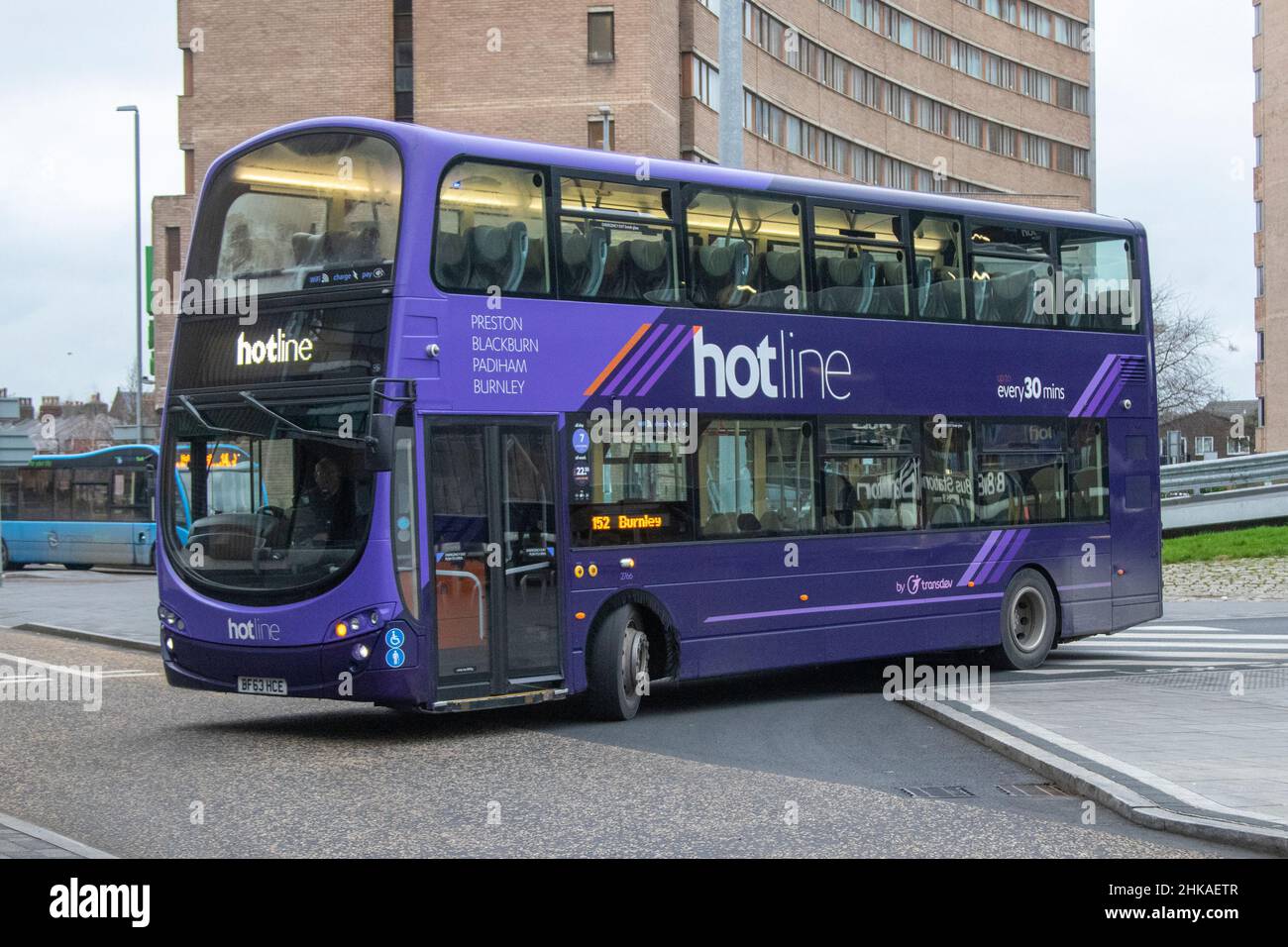 Un AUTOBUS A due piani VOLVO B9TL hotline che lascia la stazione degli autobus di Preston; tour in pullman, itinerari in autobus, contratti scolastici, noleggio privato, escursioni giornaliere e viaggi di vacanza passeggeri Foto Stock