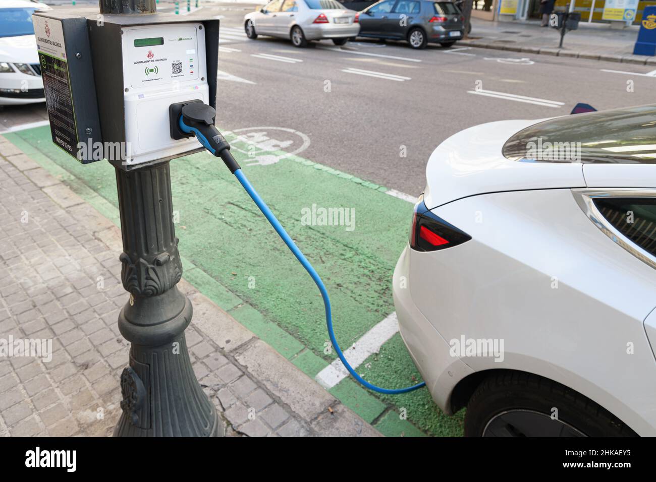 VALENCIA, SPAGNA - 02 FEBBRAIO 2022: Tesla car alla stazione di ricarica, alimentata da Iberdrola in collaborazione con il municipio di Valencia Foto Stock