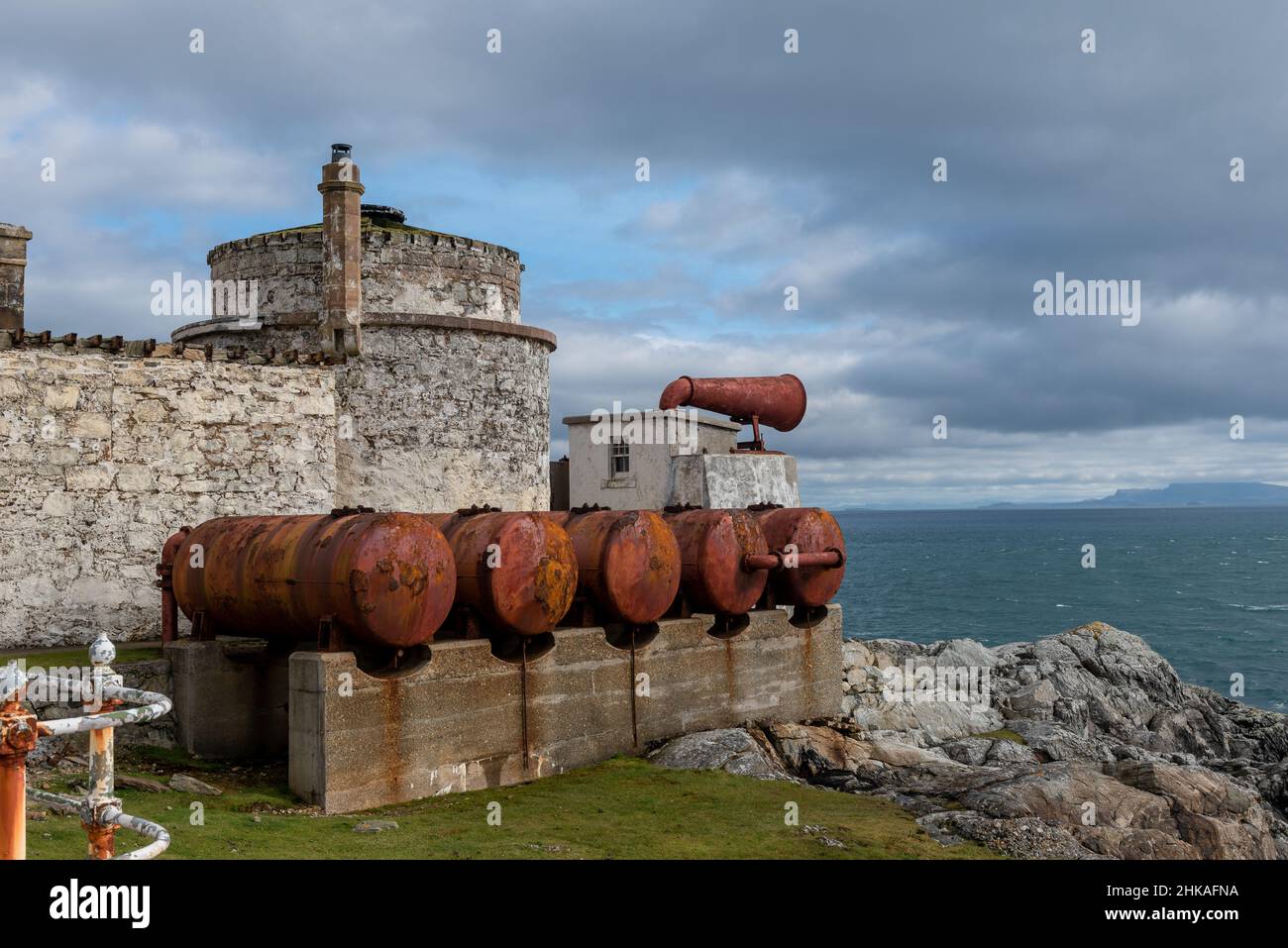 Foghorn e il vecchio faro di Eilean Glas sull'Isola Ebridea esterna od Scalpay Foto Stock