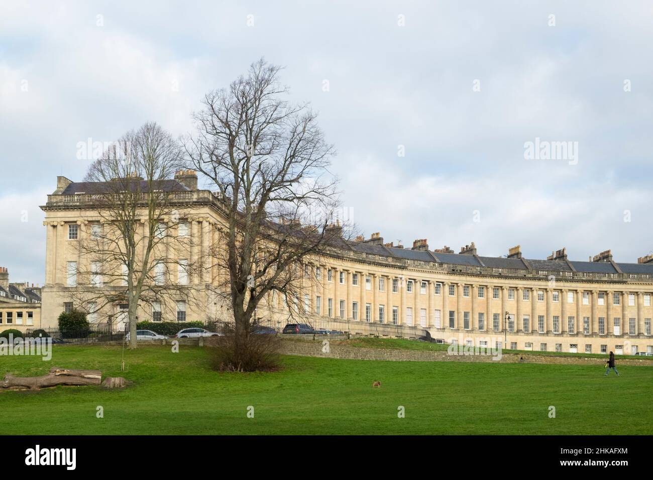 Vista sulla città di Bath, Somerset, Regno Unito. Vista invernale della mezzaluna reale con nuvole pesanti. Foto Stock