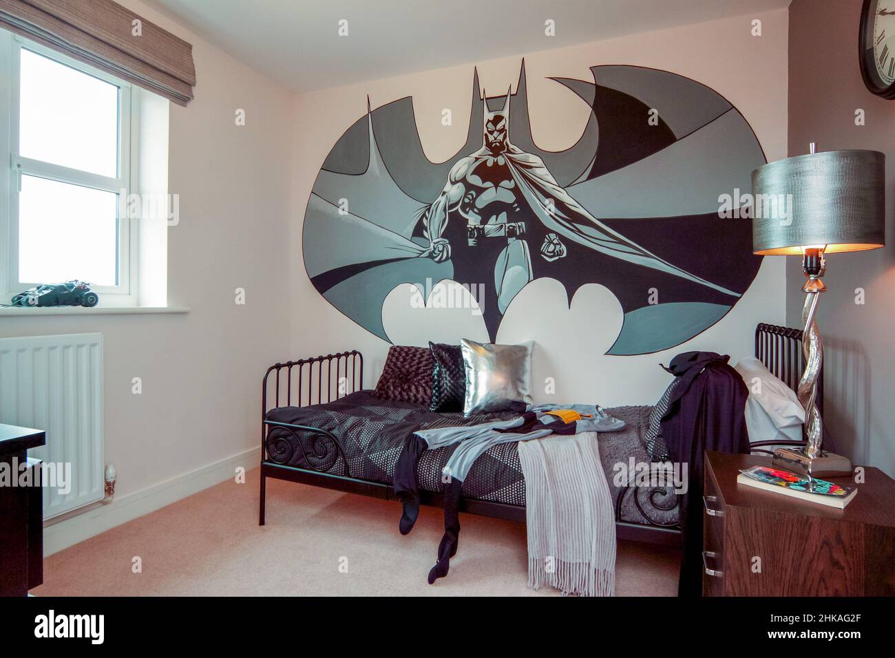 Bambini ragazzi camera da letto con drammatico muro murale di batman, letto singolo, abito batman, telaio letto in metallo Foto Stock