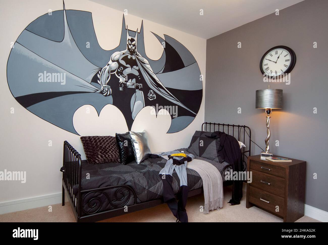 Bambini ragazzi camera da letto con drammatico muro murale di batman, letto singolo, abito batman, telaio letto in metallo Foto Stock