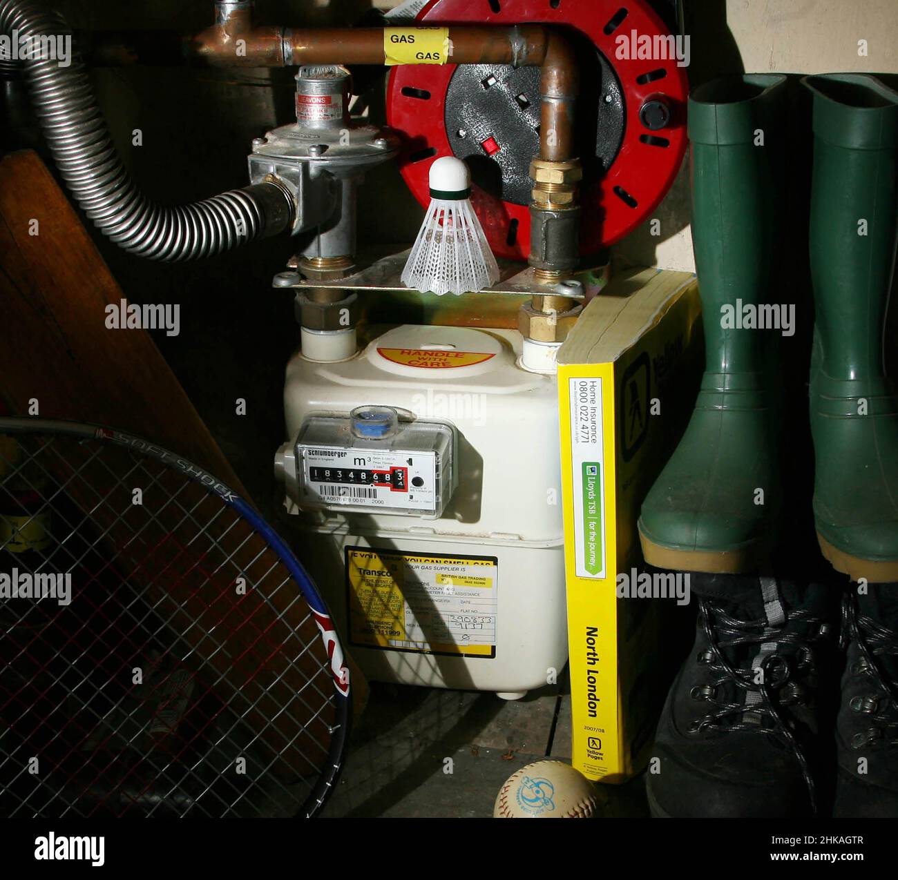 pic mostra: Contatore di gas in armadio sotto le scale come Dual Fuel elettricità e gas prezzo limite aumenta 3.2.22 Foto di Gavin Rodgers/ Pixel8000 Foto Stock