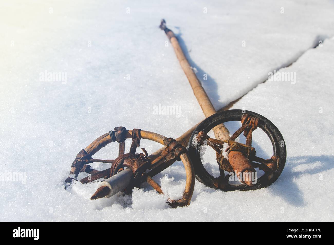 Pali da sci d'epoca nella neve, l'inverno sta arrivando. Stile retrò Foto Stock
