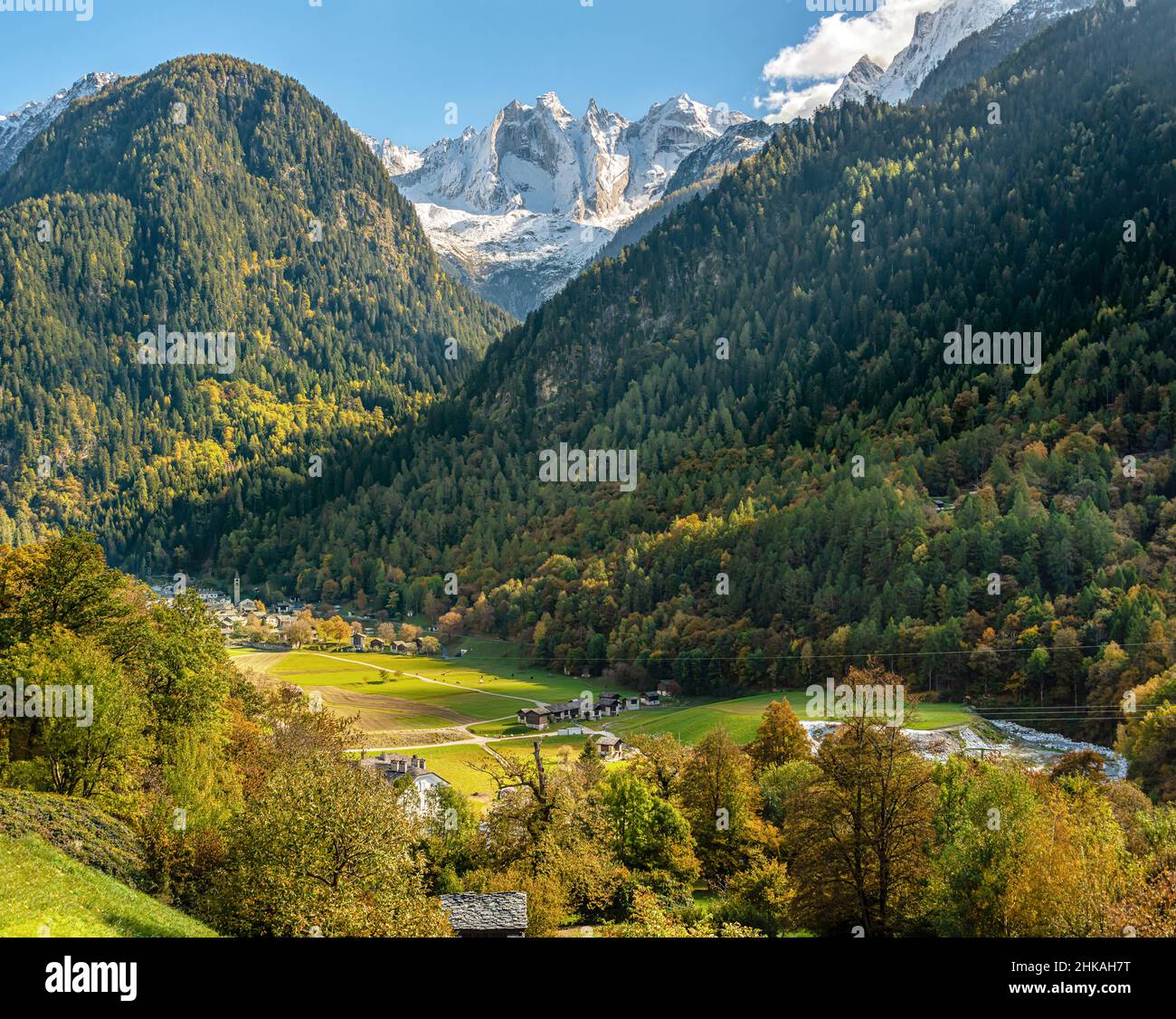 Villaggio Bondo in Val Bregaglia/Bergell, Grigioni, Svizzera, con il Piz Cengalo sullo sfondo Foto Stock