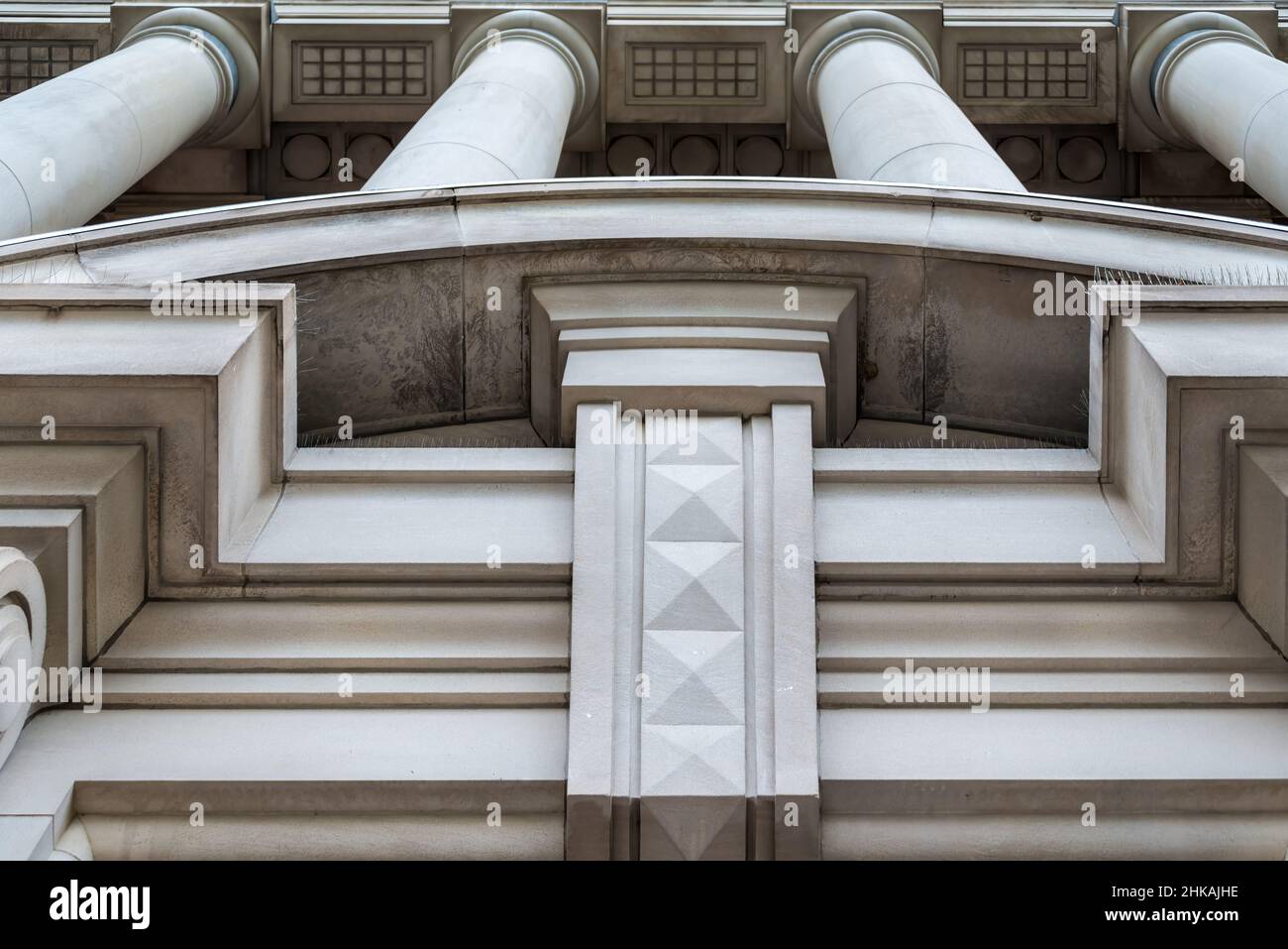 Bassorilievi e colonne sulla facciata del Canada Life Building. Il Canada Life Building è uno storico edificio per uffici a Toronto, Ontario, Canada. Foto Stock