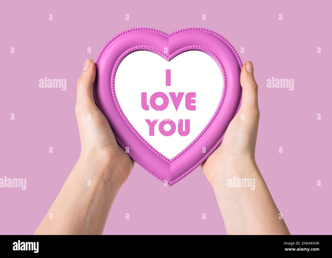 Ti amo messaggio su cuore rosa nelle mani delle donne. Biglietto giornaliero per San Valentino. Foto Stock