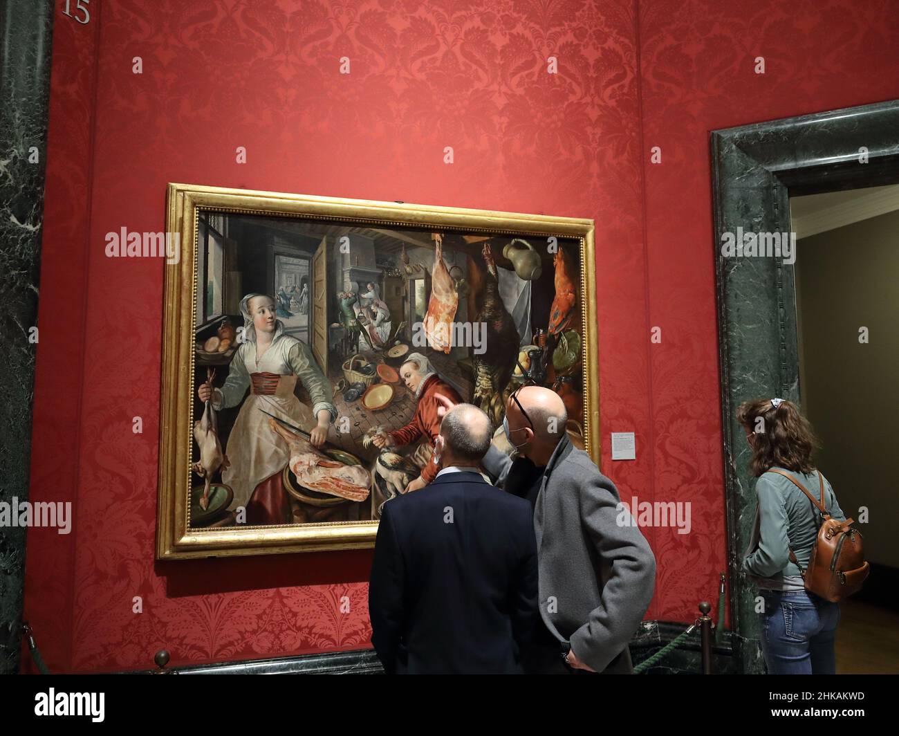 I visitatori studiano il dipinto i quattro elementi: Il fuoco. Al pittore rinascimentale fiammingo Joachim Beuckelaer National Gallery London, UK Foto Stock