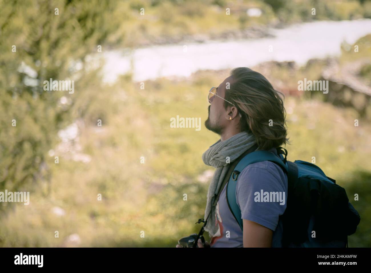 Un viaggiatore che sente la natura Foto Stock