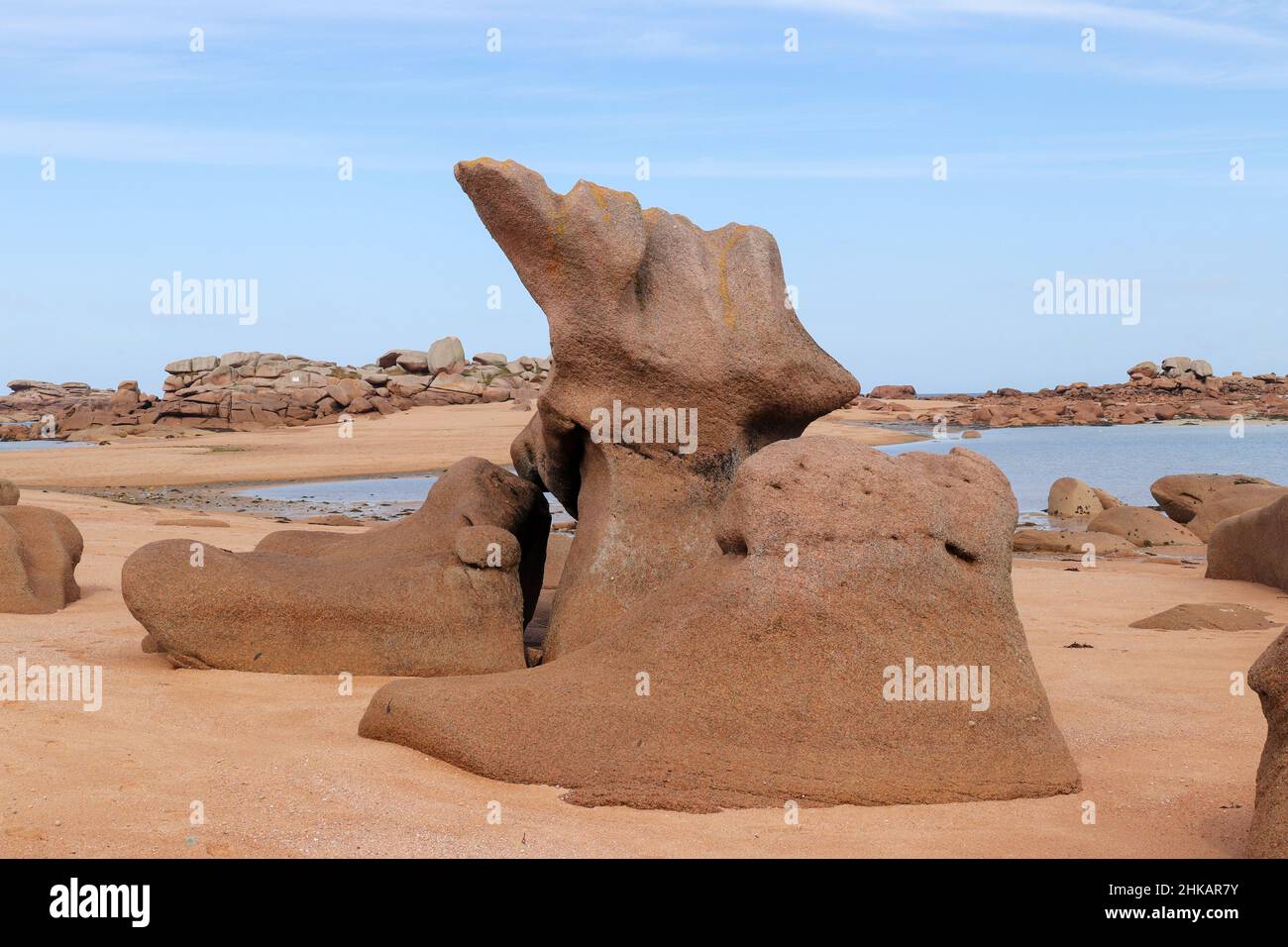 Bizzarri massi e rocce sulla Costa di granito Rosa sull'isola di Renote in Bretagna, Francia Foto Stock