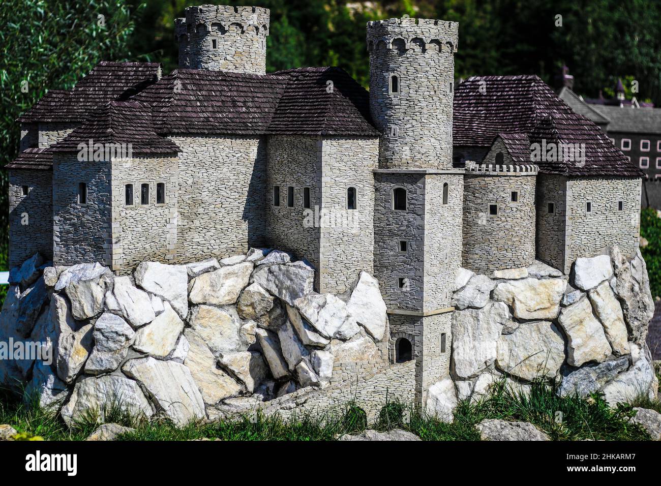 Primo piano su un castello medievale in pietra in miniatura Foto Stock