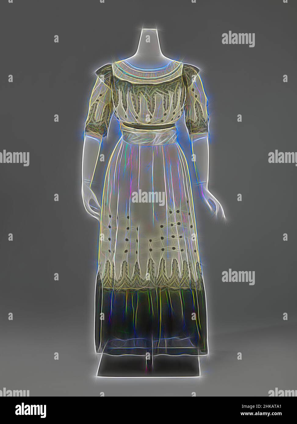 Ispirata a Gown di tre strati di georgette crepe, la abito è composto da tre strati sovrapposti di georgette crepe; un intimo bianco, una abito 'eau de nil' e una abito bianco e nero. Questo ha dato al tutto un bagliore blu-verde. Sorprendentemente contemporanei sono i cerchi di raso nero arrotolato, reinventato da Artotop. L'arte classica reinventata con un tocco moderno. Design di calda e allegra luminosità e di raggi di luce. La fotografia si ispira al surrealismo e al futurismo, abbracciando l'energia dinamica della tecnologia moderna, del movimento, della velocità e rivoluzionando la cultura Foto Stock