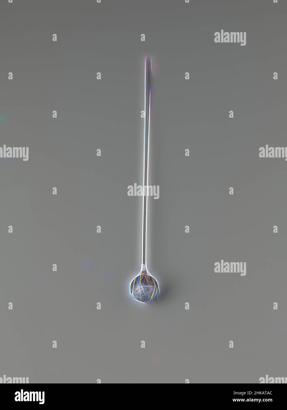 Ispirato da Hatpin con pomello di una piccola sfera argentata racchiusa in foglie di calice di rame, Hatpin con piccola sfera argentata racchiusa in foglie di calice di rame appuntite., Paesi Bassi, c. 1905, pen: acciaio (lega), forgiatura, forgiatura, soffiaggio, Lunghezza 21,5 cm, diametro 1 cm, reinventato da Artotop. L'arte classica reinventata con un tocco moderno. Design di calda e allegra luminosità e di raggi di luce. La fotografia si ispira al surrealismo e al futurismo, abbracciando l'energia dinamica della tecnologia moderna, del movimento, della velocità e rivoluzionando la cultura Foto Stock