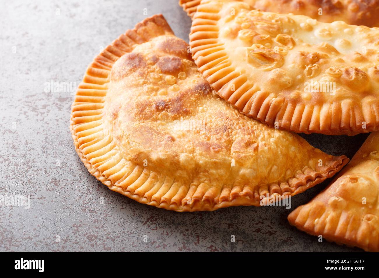 Chebureki tradizionale con carne in primo piano sul tavolo. Orizzontale Foto Stock