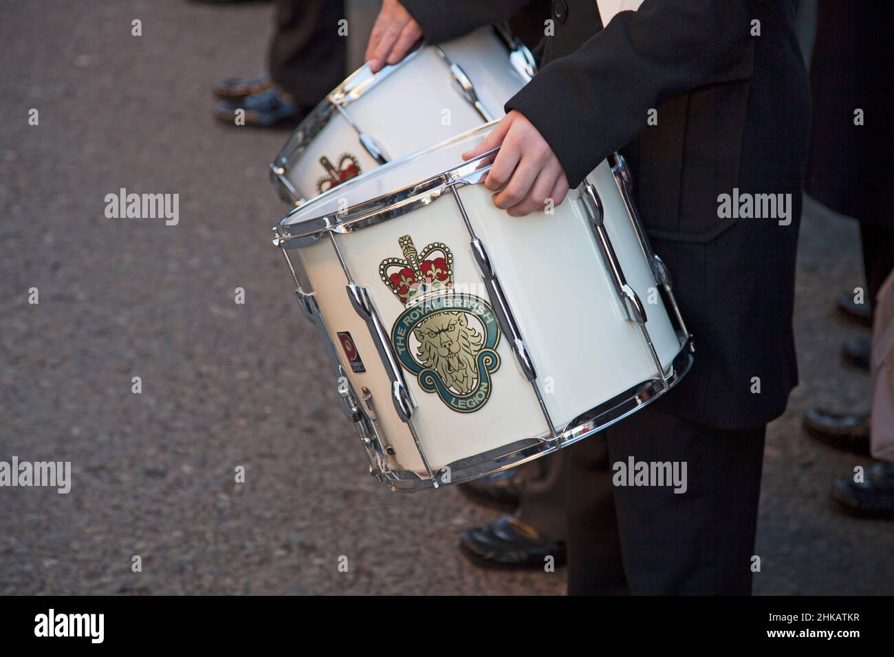 Due tamburi dalla Legione britannica reale che si tengono durante i due minuti di silenzio in una Domenica del giorno della memoria in Gran Bretagna Foto Stock