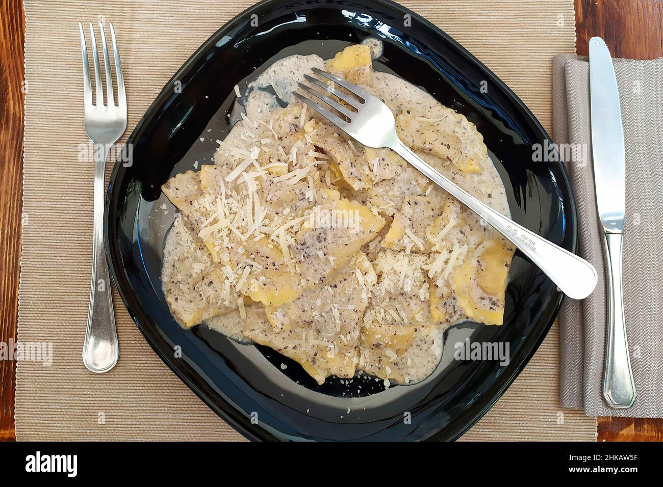 Ravioli di pasta ripieni di carne arrosto e conditi con salsa al burro, parmigiano e tartufo Foto Stock